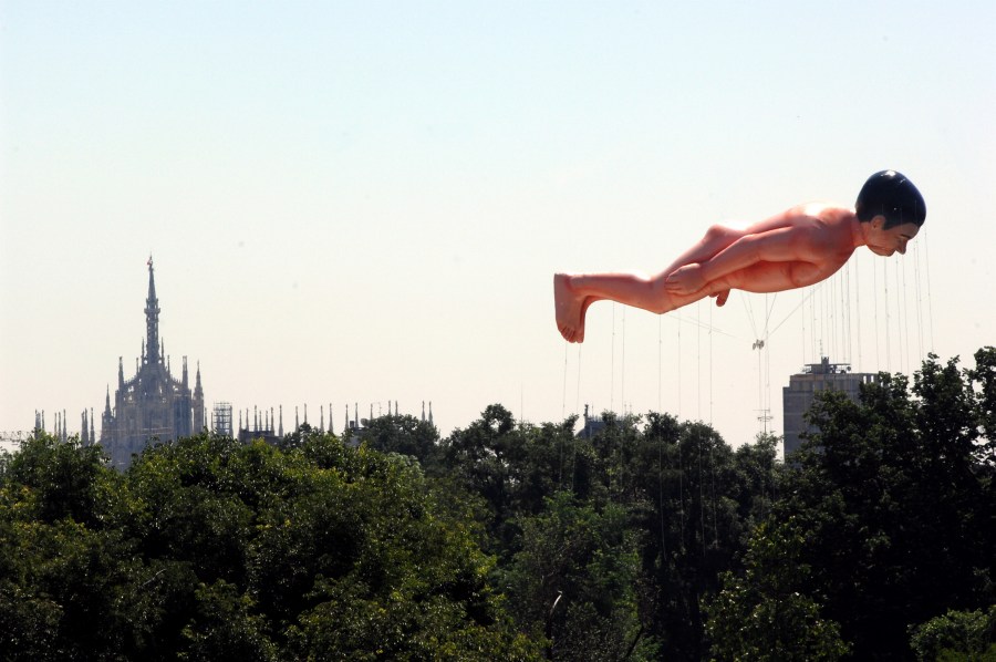 Paweł Althamer, "Balon" (praca zrealizowana w ramach wystawy "One of Many", Foundazione Nicola Trussardi, Mediolan, 2007, fot. dzięki uprzejmości Fundacji Galerii Foksal